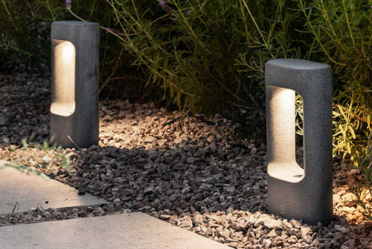 Lumière Chaleureuse: Borne Extérieure en Béton TOTEM-285 2700K pour Votre Jardin