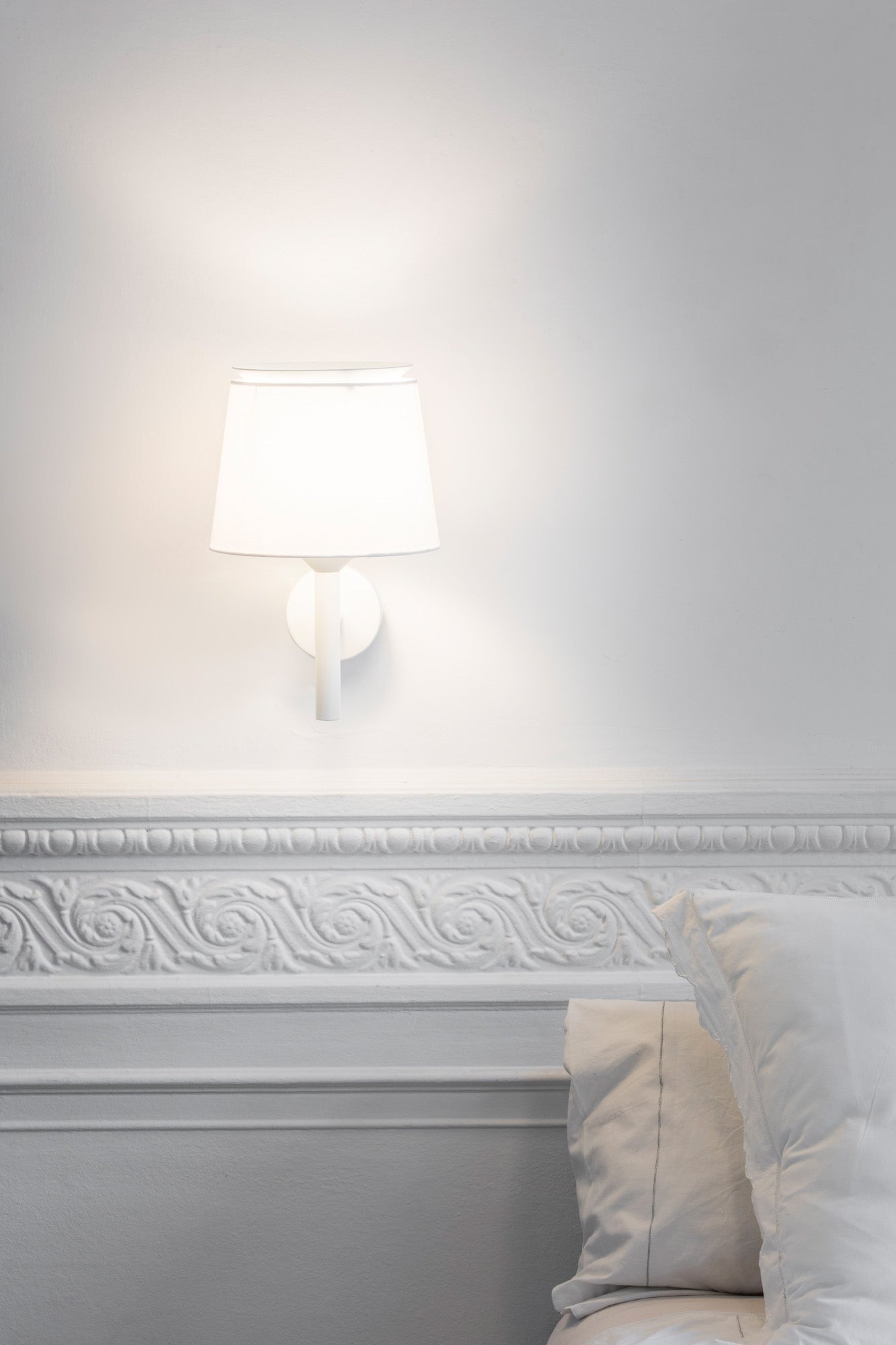 SAVOY est une lampe applique blanche avec une textile blanche pour l’éclairage