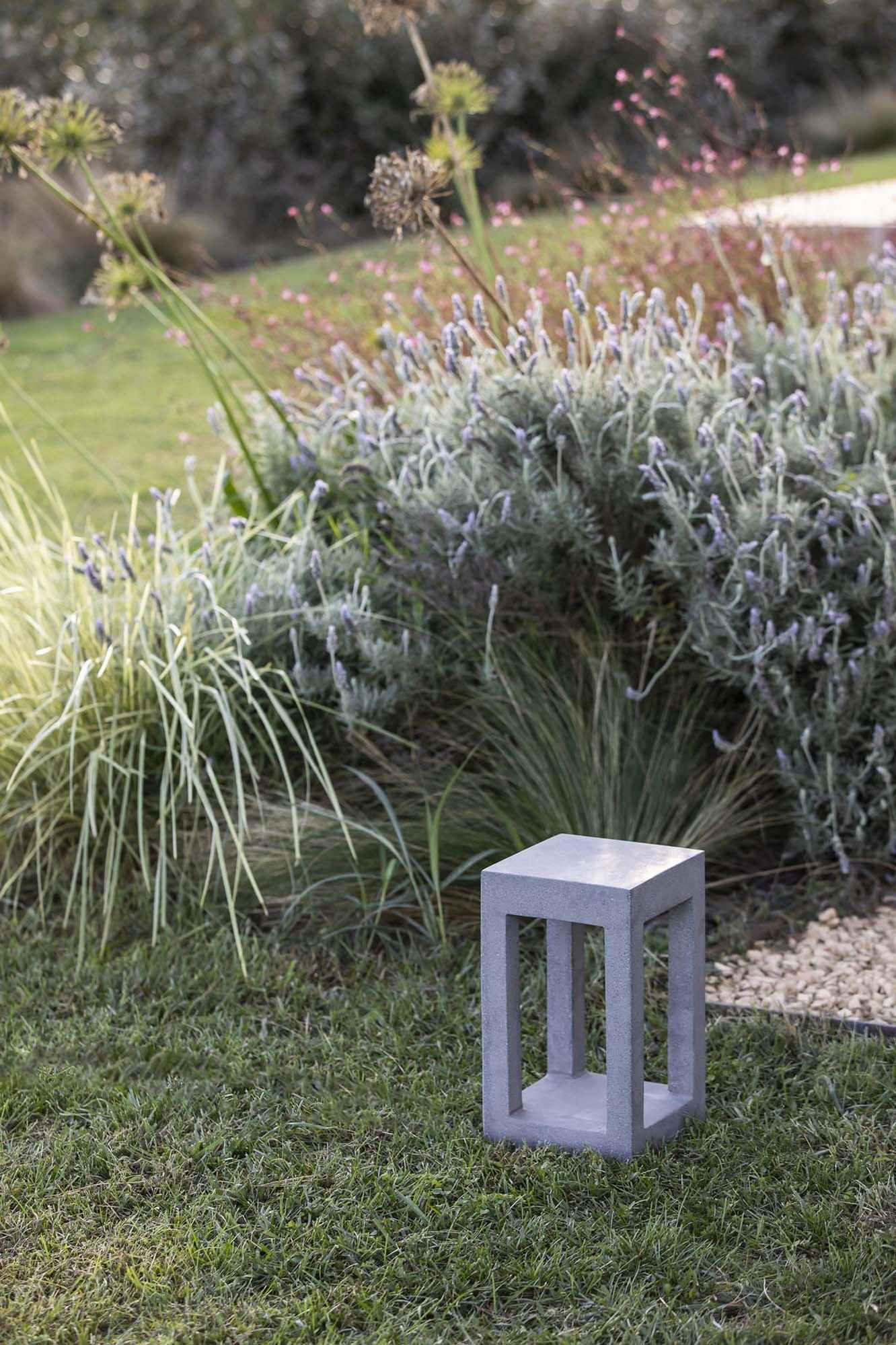 La borne extérieure en béton PILO 350 combine robustesse et design épuré Lumisign