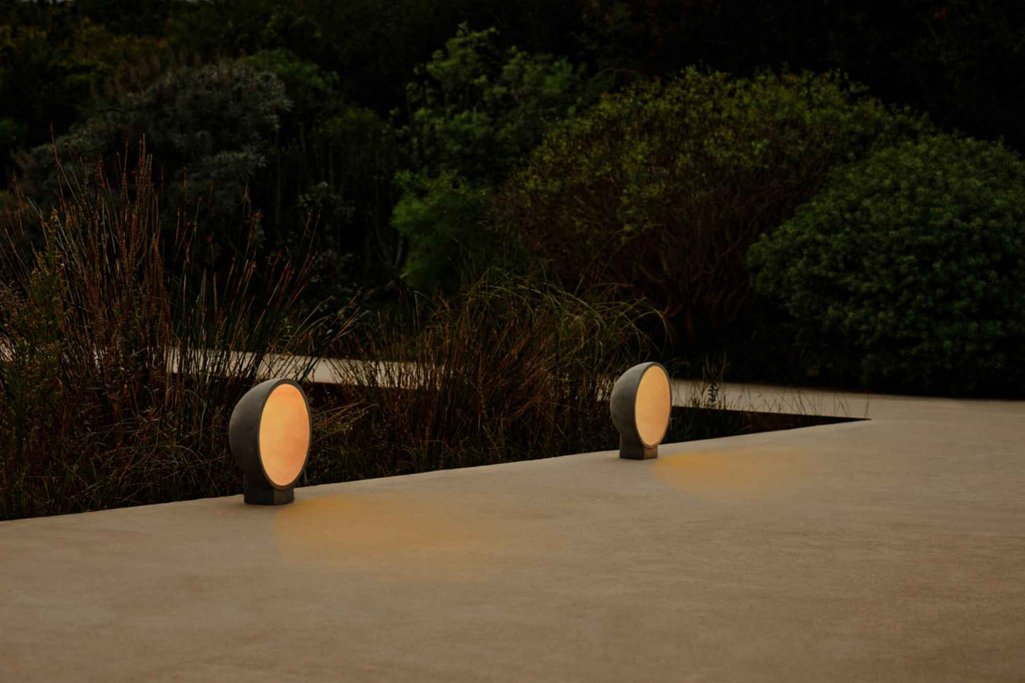 Borne extérieure en béton gris