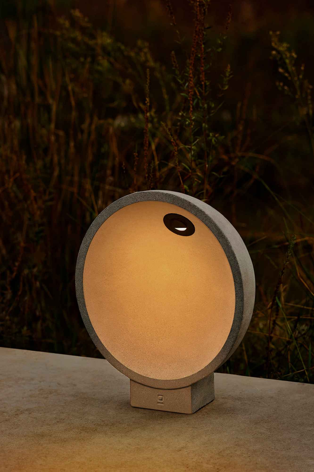 Borne extérieure GAIA LED en béton Gris