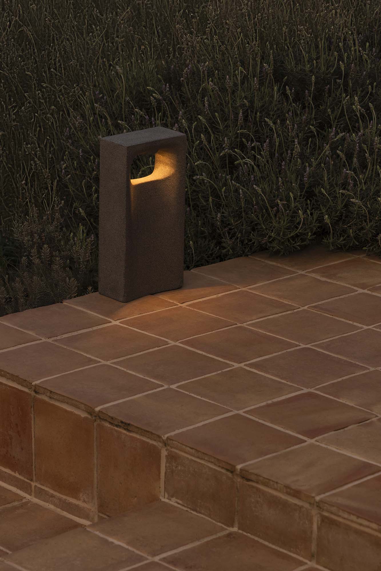 la borne extérieure LED en béton GLINT 400 se distingue par sa qualité de fabrication
