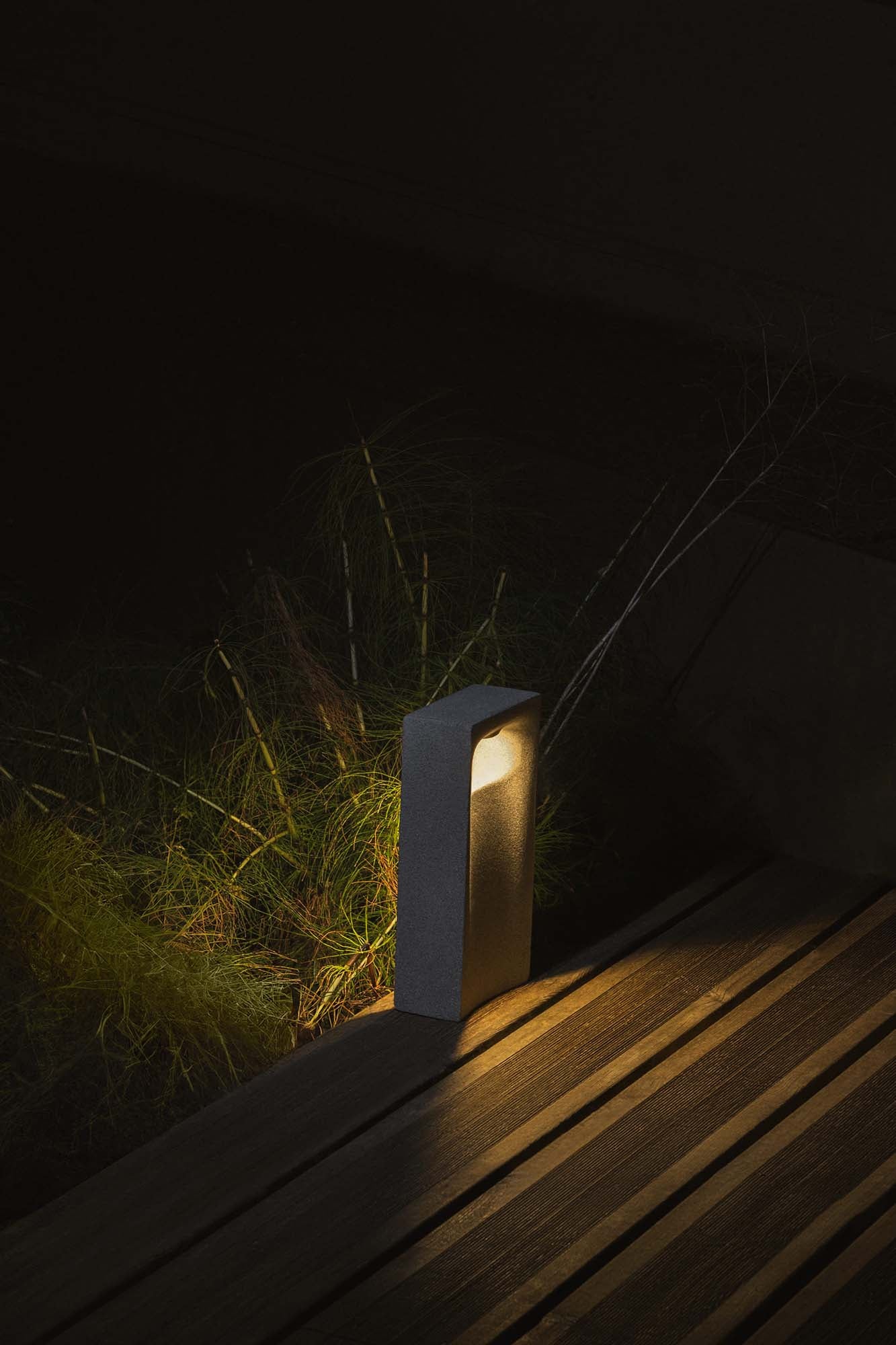 Borne extérieure LED en béton GLINT 400