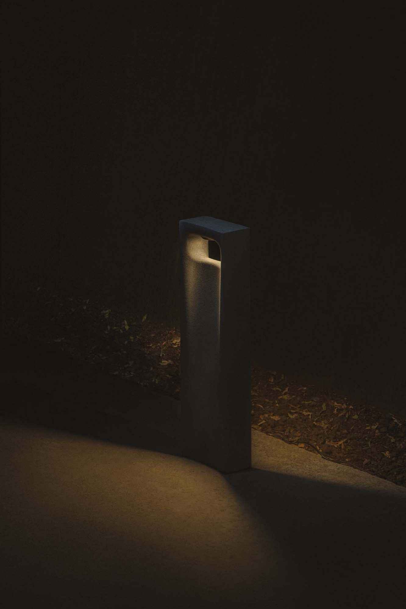 GLINT est une borne en béton au design minimaliste qui offre une lumière bidirectionnelle-lumisign