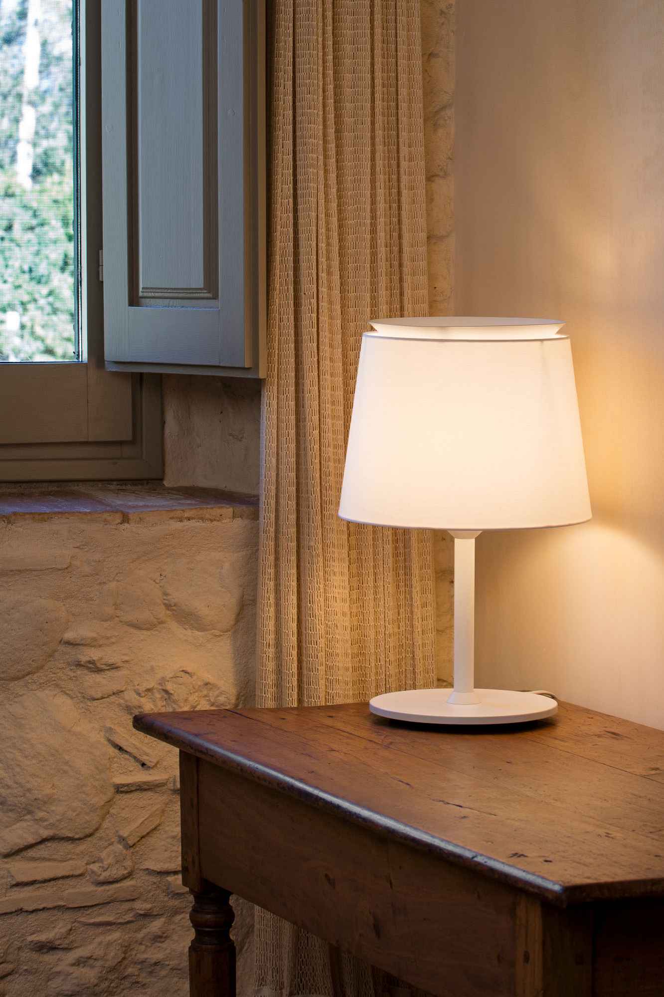 La lampe de table SAVOY blanche est la solution parfaite