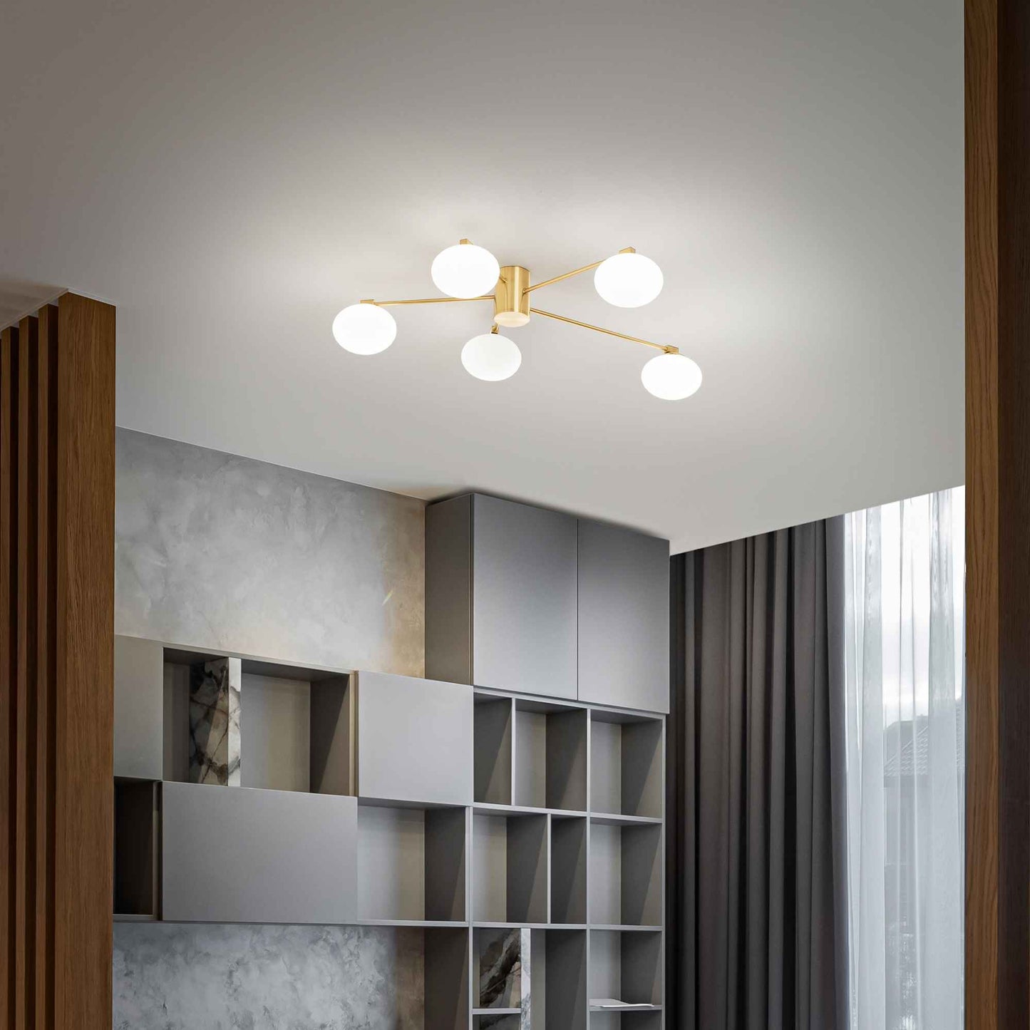 Plafonnier HERMES cinq lampes Ø 90 laiton - Éclairez votre intérieur avec ce plafonnier design en métal finition laiton. Cinq diffuseurs en verre dépoli.