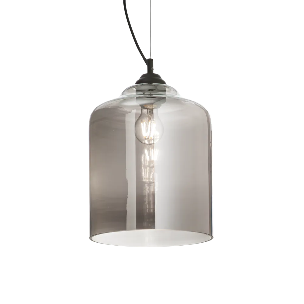 Suspension BISTRO SQUARE verre soufflé fumé - Luminaire suspendu au design artisanal en verre fumé. Hauteur ajustable pour une ambiance parfaite.