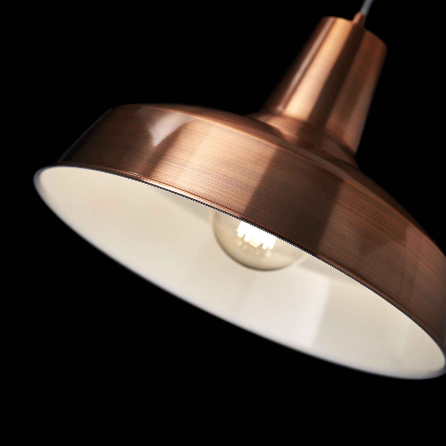 Suspension MOBY cuivre premium en acier avec finition cuivre. Suspension rétro ajustable offrant un éclairage élégant.