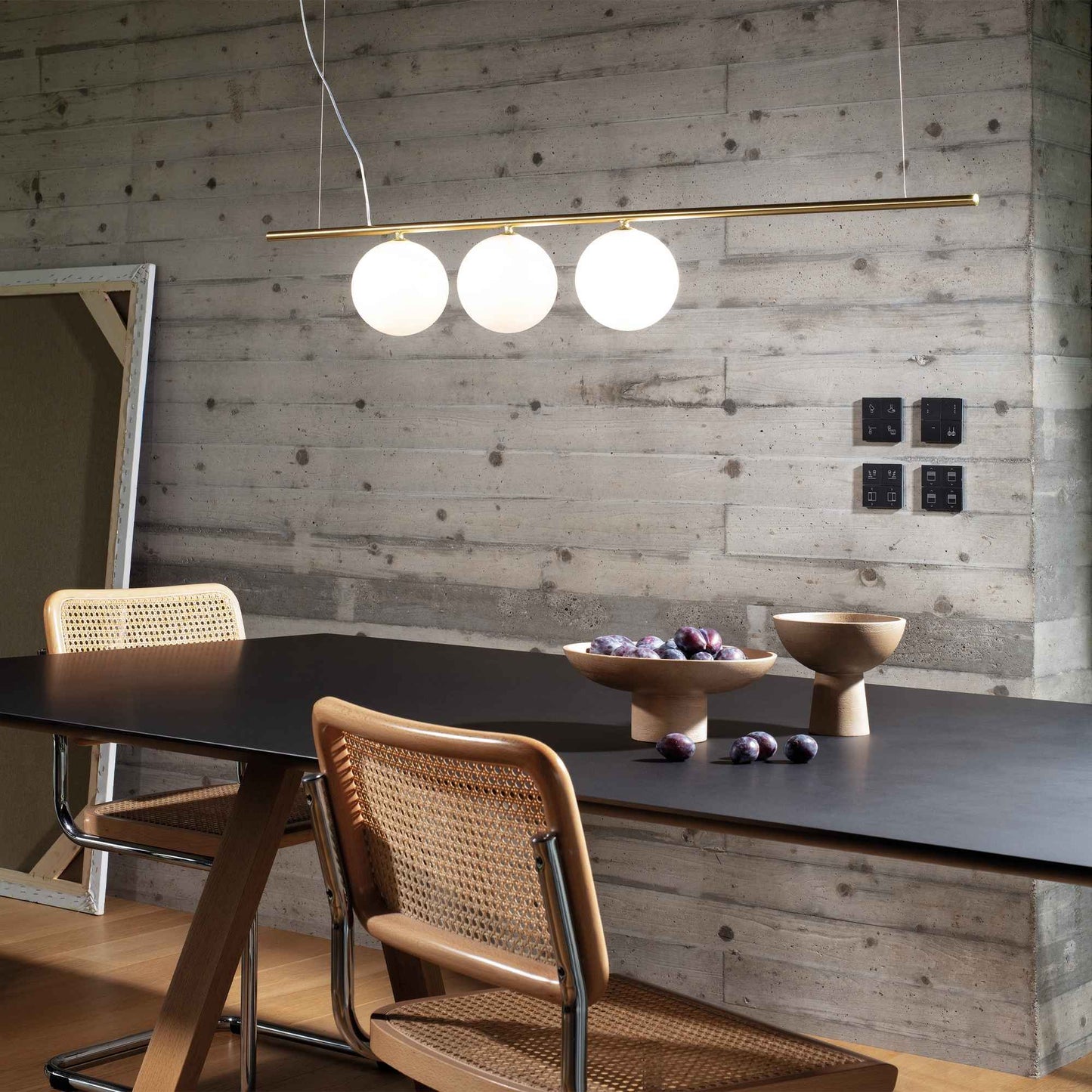 Suspension PERLINE laiton trois lampes - Éclairez votre intérieur avec style grâce à sa finition laiton mat. Hauteur réglable pour une atmosphère parfaite