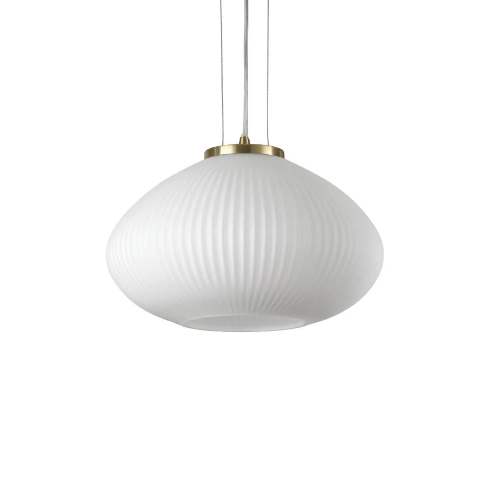 Suspension plissée en verre soufflé avec structure métal chrome ou laiton mat. Offre une lumière diffuse raffinée et réglable.