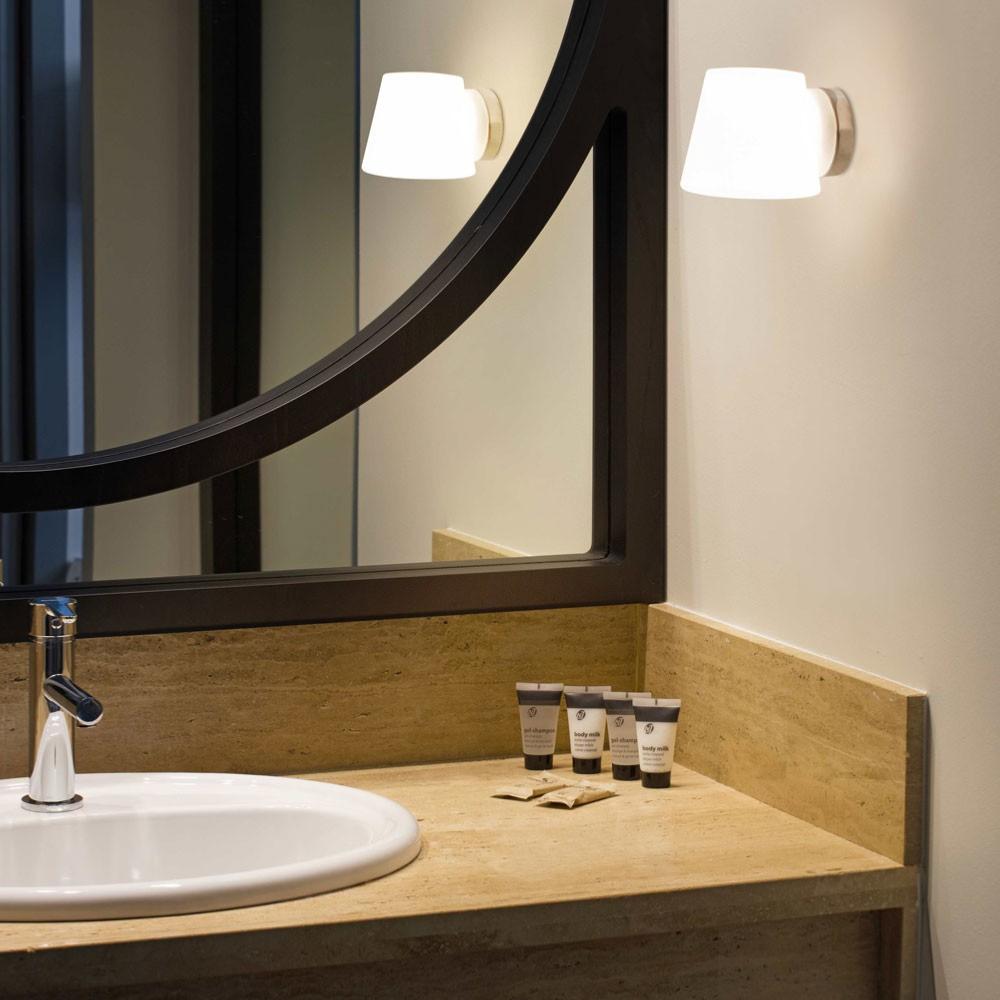 BIANCA est une applique spécialement conçue pour être installée dans une salle de bain. Sa structure est en aluminium chromé avec diffuseur en verre opale.