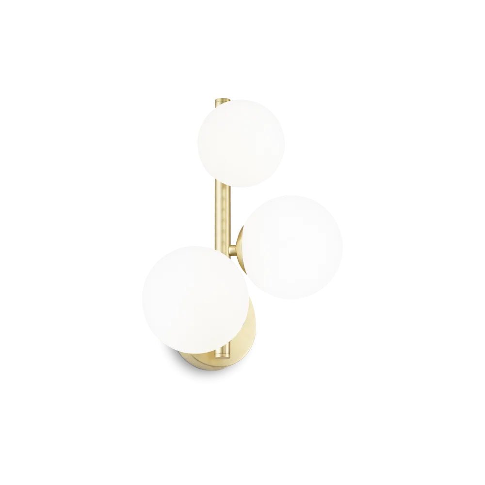 Applique murale PERLAGE AP3 laiton diffuseurs blanc - Éclairez élégamment votre intérieur avec sa structure en métal laiton et ses diffuseurs en acrylique dépoli.