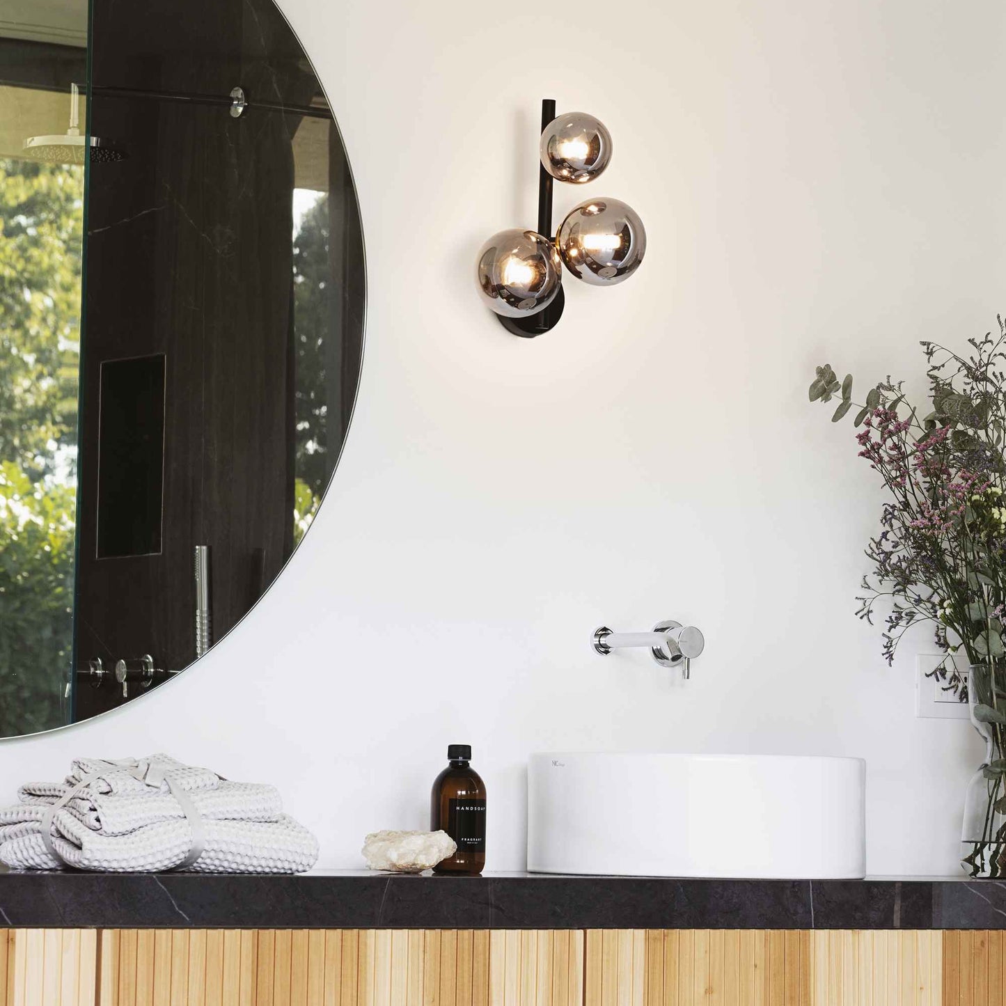 Applique murale PERLAGE AP3 noire diffuseurs fumé - Éclairage design avec 3 sphères en acrylique fumé