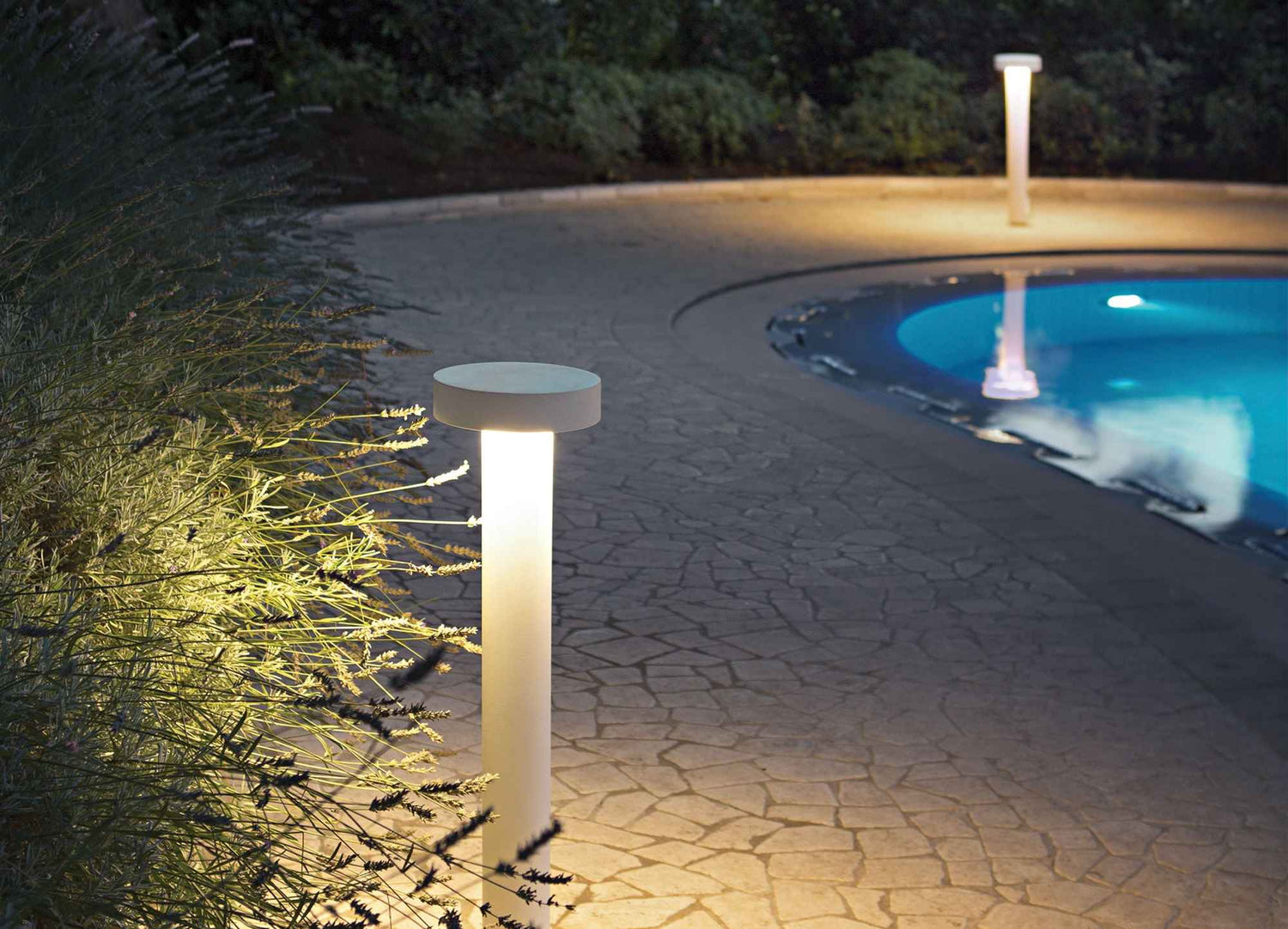 Toutes nos collections de luminaires extérieurs pour votre terrasse et votre jardin.