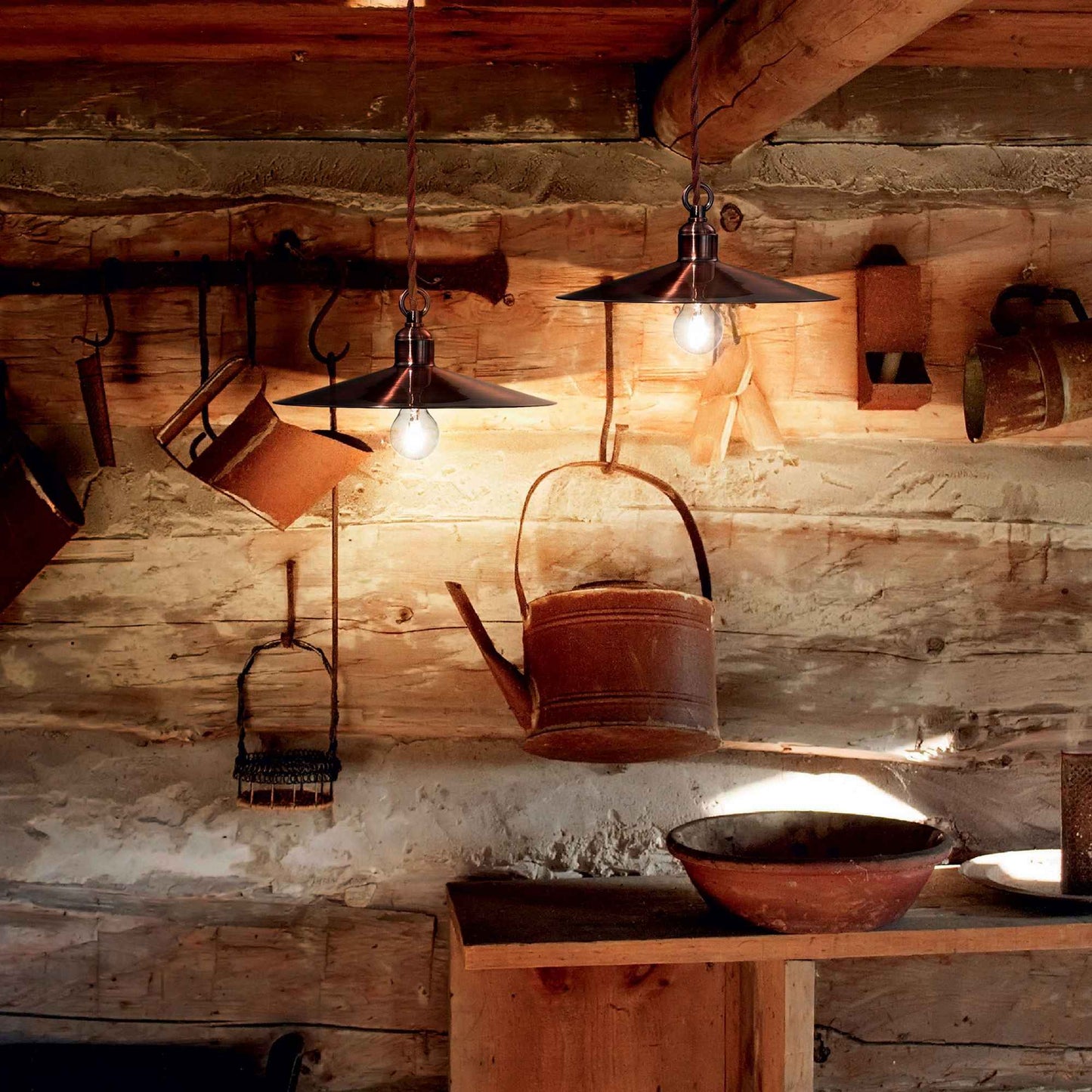 Suspension CANTINA cuivre premium avec métal finition cuivre. Apportez une lumière élégante et ajustable à votre intérieur.