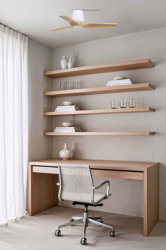 Ventilateur de plafond HEYWOOD TUB S blanc avec pales en bois clair.