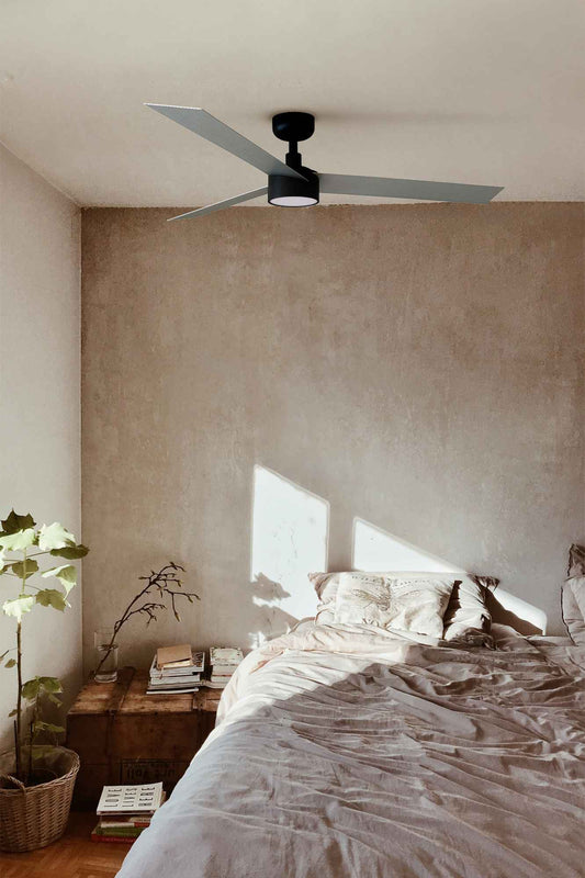 Découvrez le ventilateur de plafond CRUISER L : Éclairage variable et design épuré pour votre intérieur