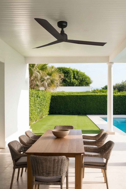 Ventilateur de plafond marron extérieur pour une installation en bord de mer.