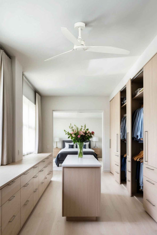 Ventilateur de plafond JUST FAN blanc mat avec pales en ABS est équipé d’un moteur DC ultra silencieux