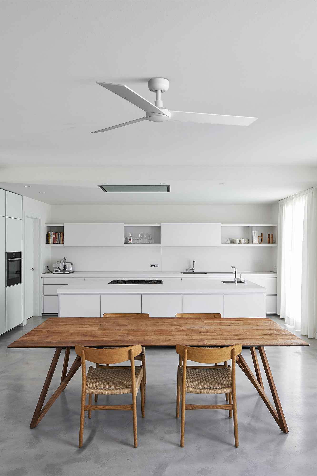Découvrez le ventilateur de plafond RUDDER L, une élégance intemporelle pour votre intérieur