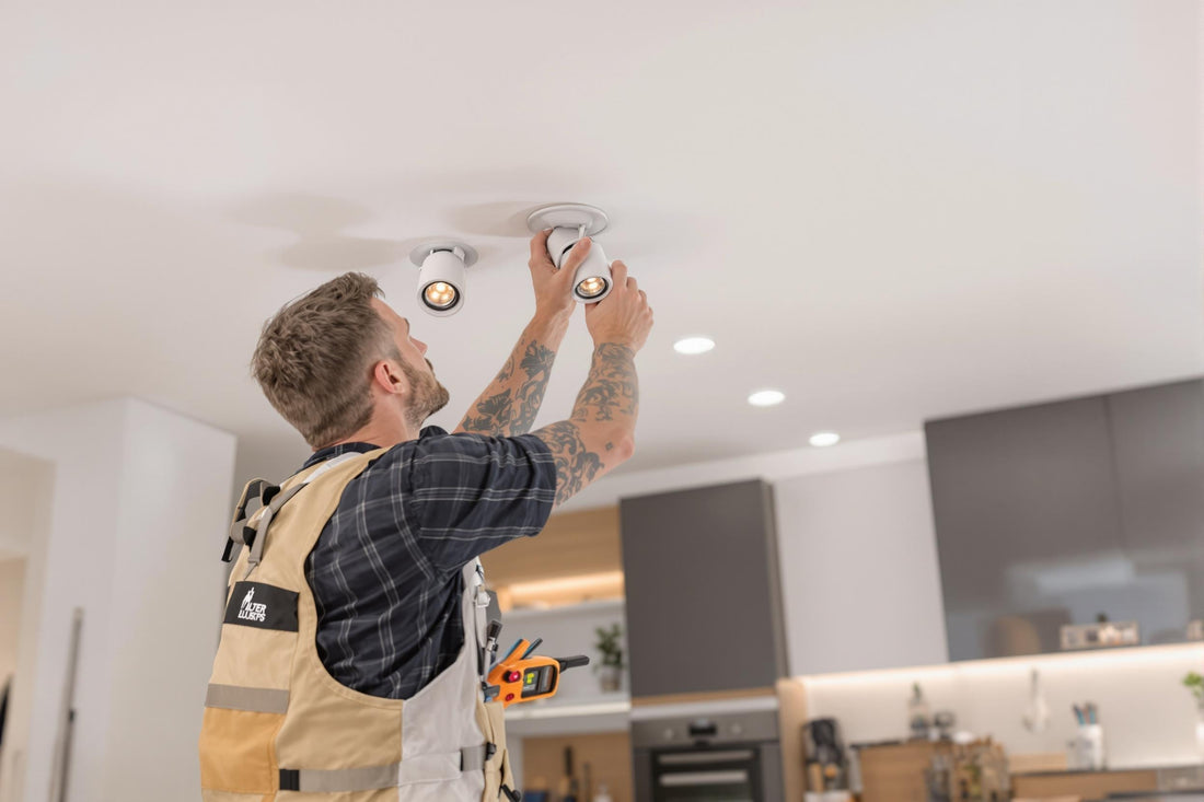 Spot blanc semi-encastrable orientable pour cuisine