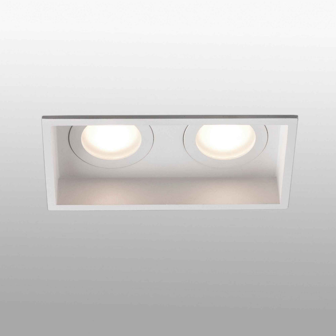 Le spot double Hyde IP44 incarne l'éclairage contemporain par excellence