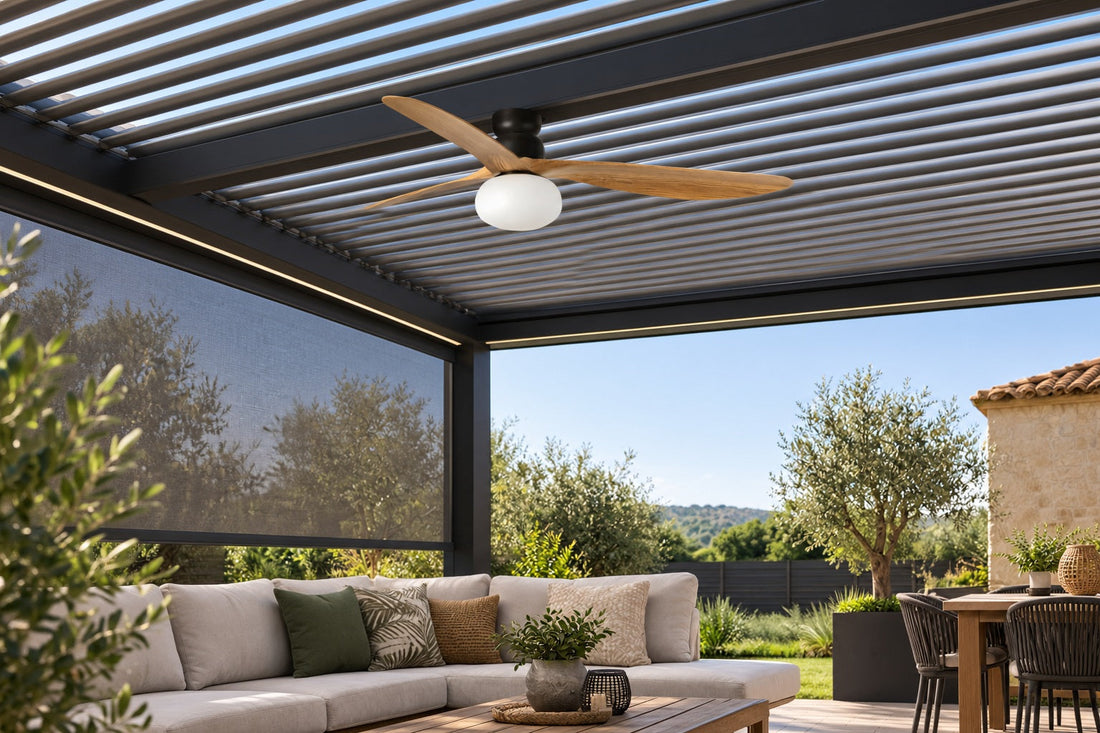 Ventilateur de plafond bois installé sous une pergola bioclimatique aluminium