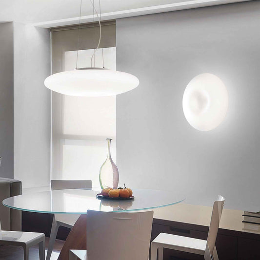 La suspension design GLORY est un luminaire en verre soufflé de qualité supérieure