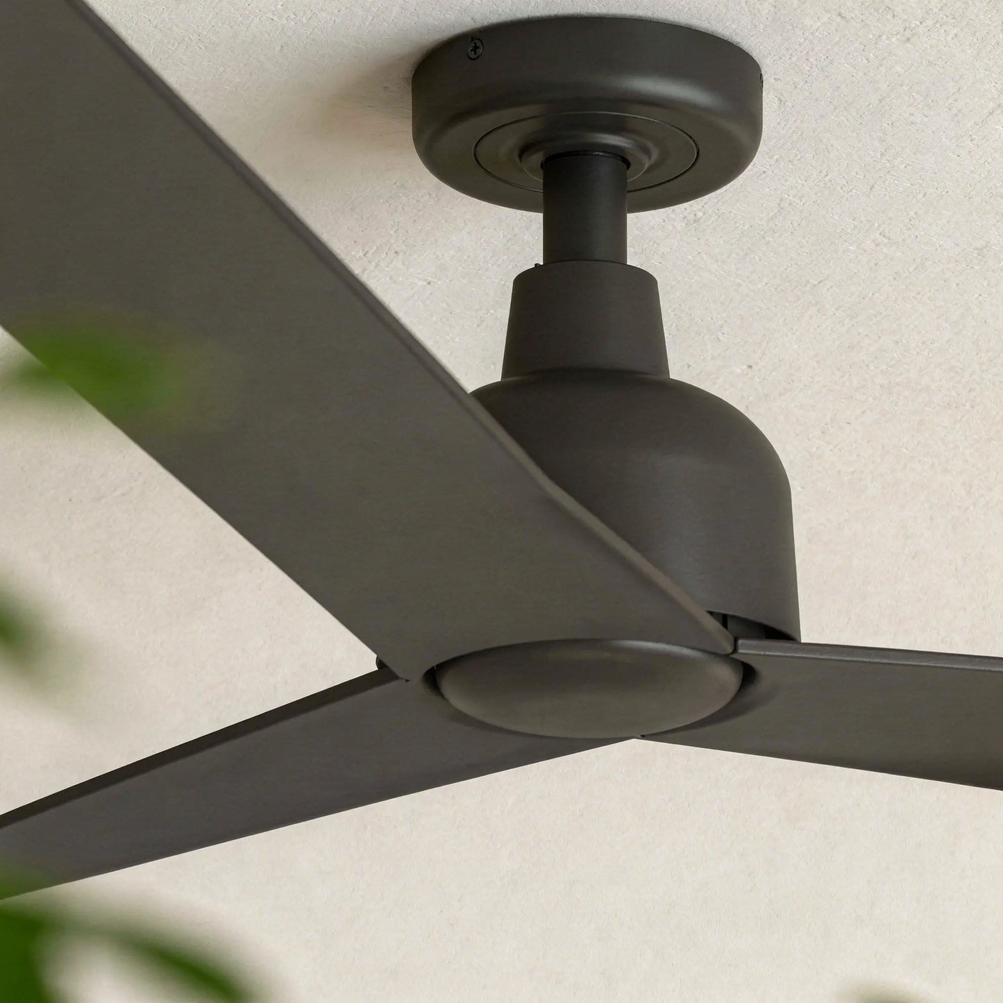 Détail Ventilateur de plafond extérieur MARINE marron : fraîcheur pour terrasse et bord de mer