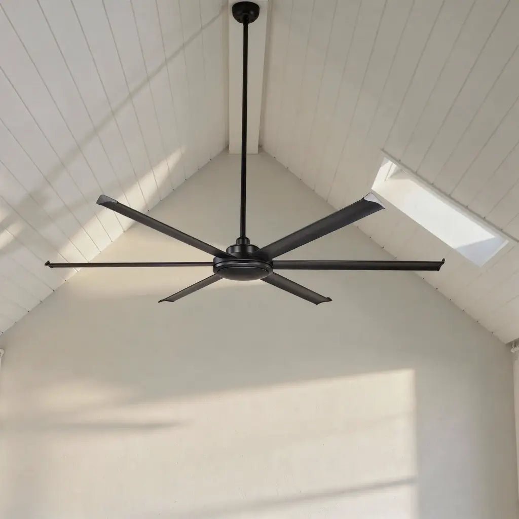 Ventilateur de plafond ROTTERDAM XL noir Ø 200 cm en situation dans une pièce très haute