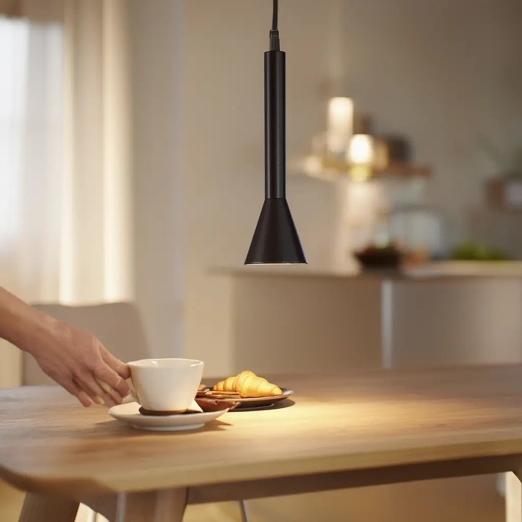 Suspension LED DIESIS noire - Élégance lumineuse pour votre intérieur en situation au dessus d'une table