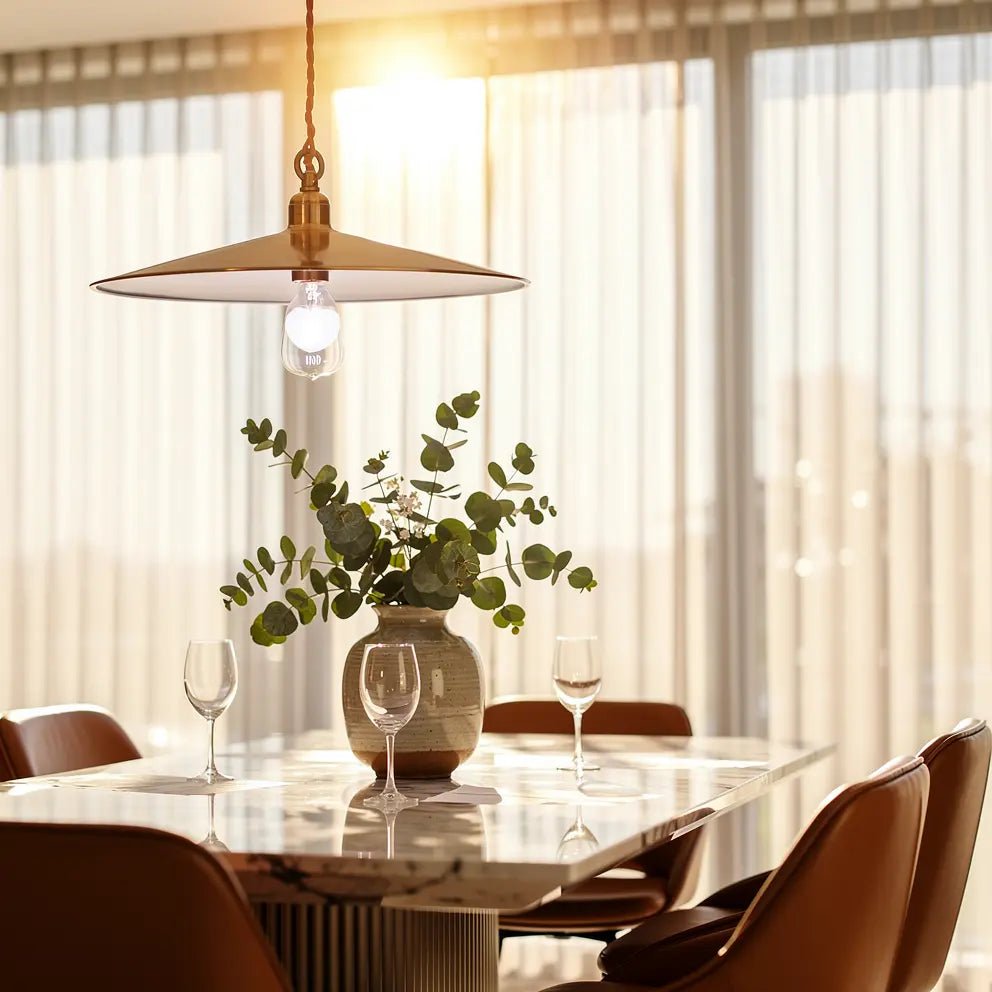 Suspension lumineuse cuivre Luminaire Cantina au-dessus d'une table à dîner