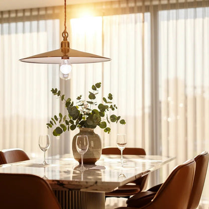 Suspension lumineuse cuivre Luminaire Cantina au-dessus d'une table à dîner