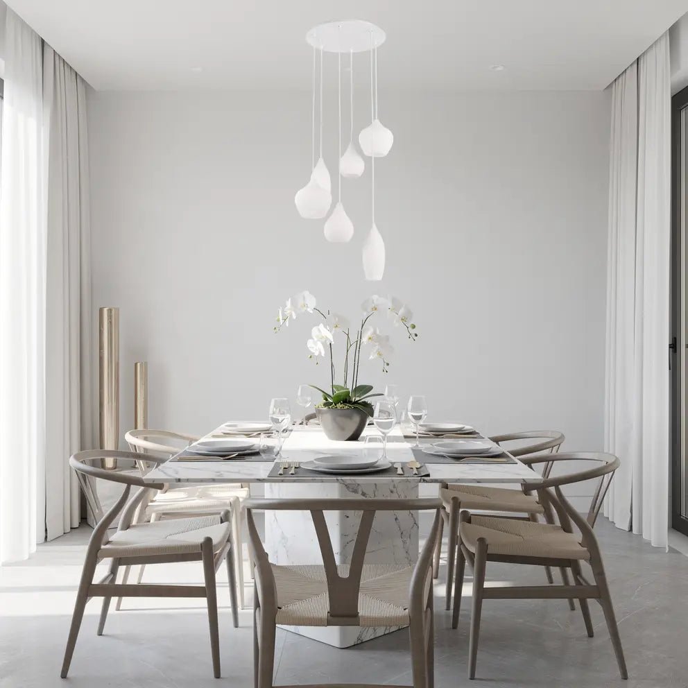 Suspension blanche SOFT SP6 avec verres soufflés au-dessus d’une table à manger moderne