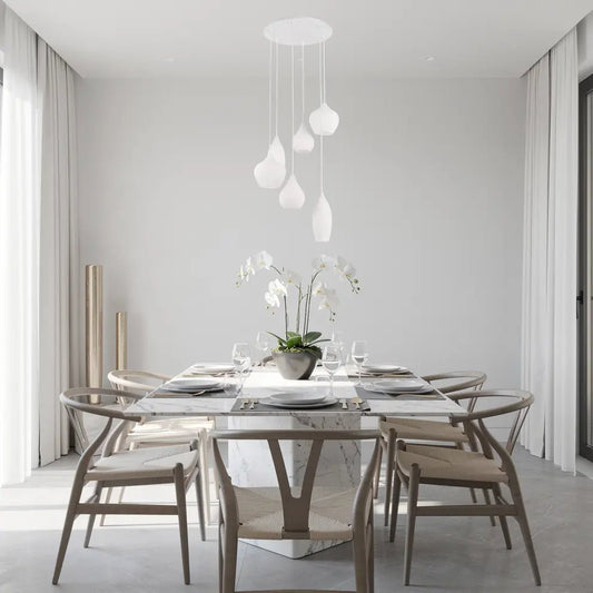 Suspension blanche SOFT SP6 avec verres soufflés au-dessus d’une table à manger moderne