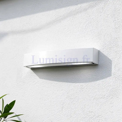 Applique murale extérieure Andromeda blanche LED IP44 fixée sur mur blanc, design épuré, éclairage haut et bas.