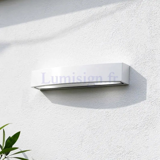 Applique murale extérieure Andromeda blanche LED IP44 fixée sur mur blanc, design épuré, éclairage haut et bas.