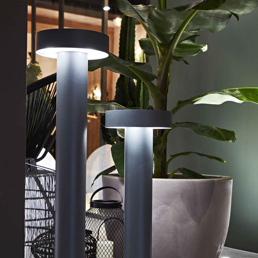 Avec cette borne éclairage jardin TESLA-P anthracite, offrez à vos soirées en terrasse ou jardin une lumière agréable