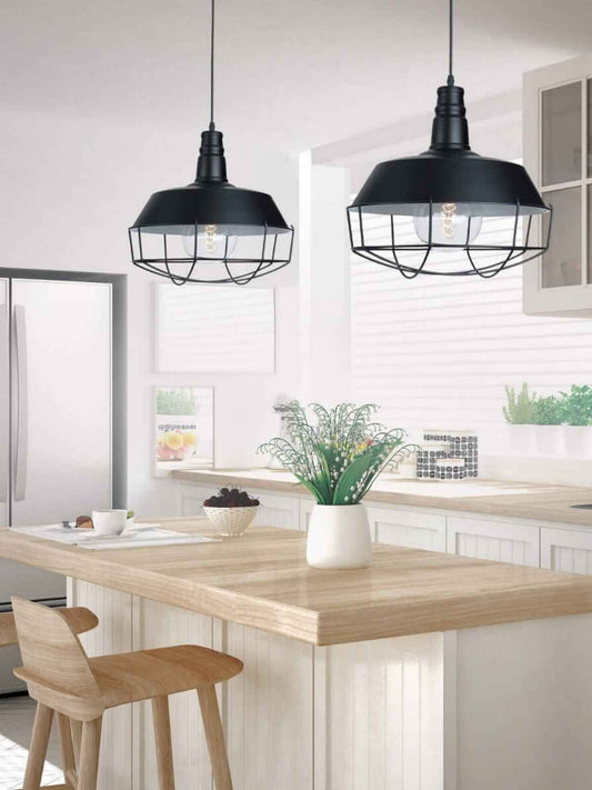 La suspension Zambelis-1548 offre un design élégant et contemporain avec son diffuseur en métal au fini noir