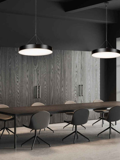 La Suspension LED Zambelis 1618 noire incarne l’exclusivité et le raffinement dans le monde du luminaire suspendu
