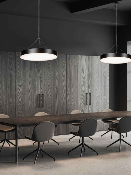 La Suspension LED Zambelis 1618 noire incarne l’exclusivité et le raffinement dans le monde du luminaire suspendu