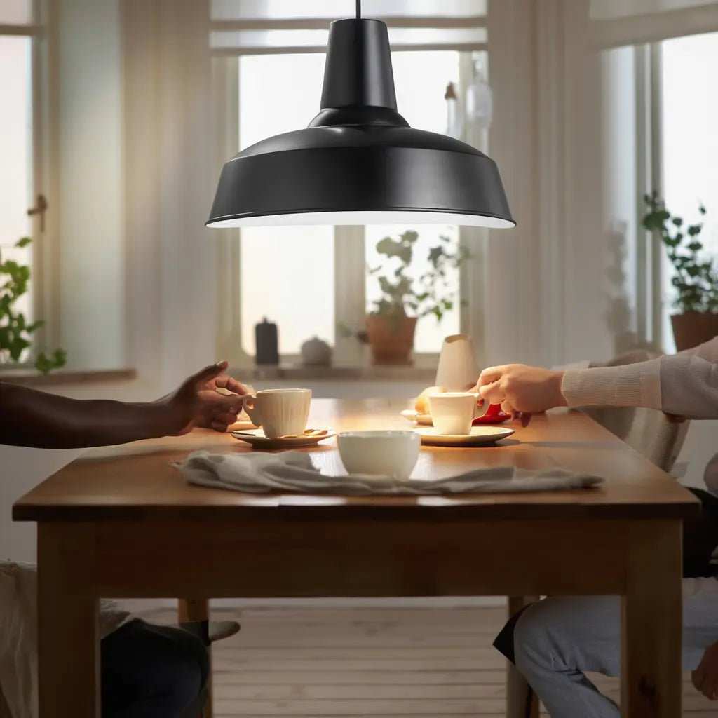 Suspension MOBY noire: élégance contemporaine en situation dans une salle à manger