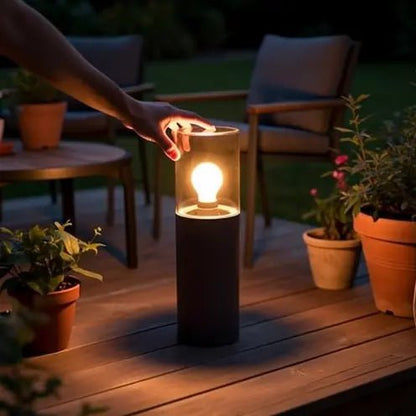 Borne extérieure KILA IP65 gris foncé : potelet design en verre fumé
