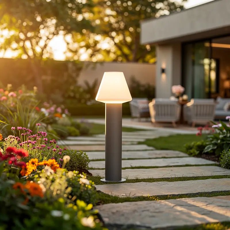 Borne gris foncé Mistu par Faro | Éclairage extérieur moderne en situation dans une allée de jardin