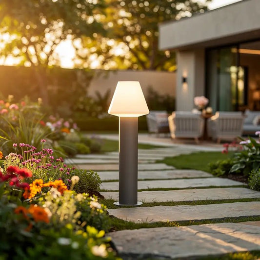 Borne gris foncé Mistu par Faro | Éclairage extérieur moderne en situation dans une allée de jardin