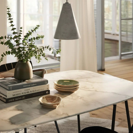 Suspension design en béton OIL-2 en situation dans une salle à manger, votre intérieur moderne sublimé.