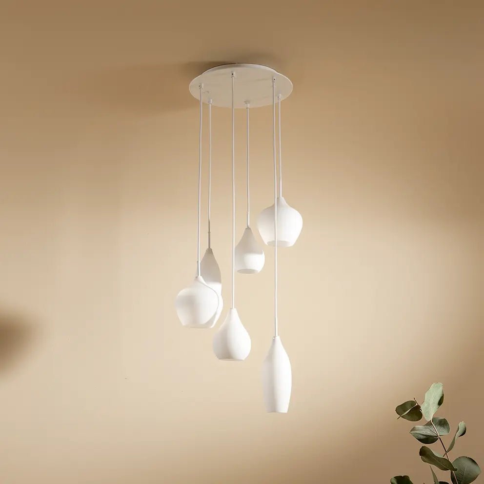 Suspension moderne blanche avec plusieurs verres soufflés pendants à différents niveaux