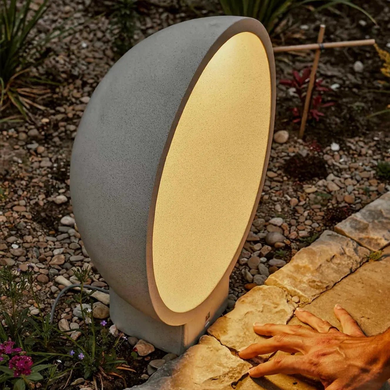 Détail de la borne lumineuse GAIA LED béton gris foncé – éclairage extérieur design et durable