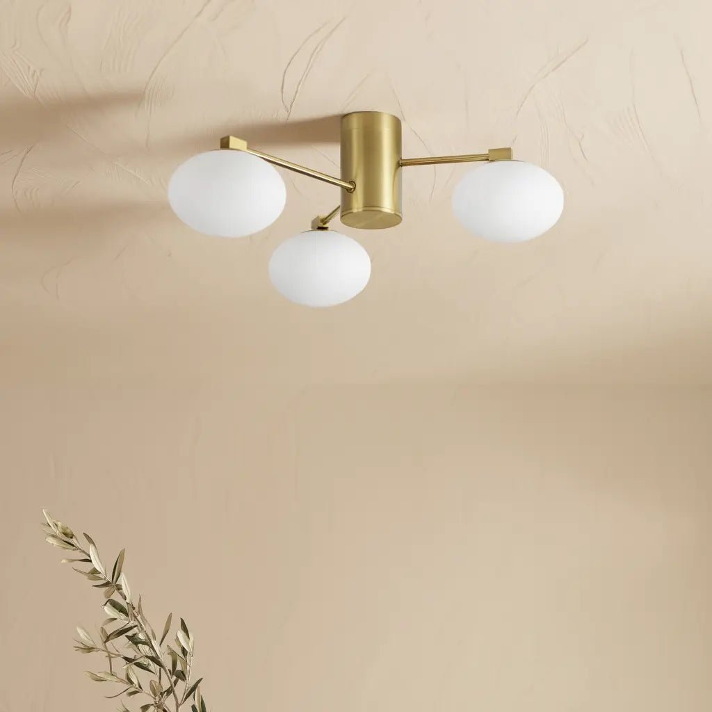 Plafonnier HERMES 3 lamps Ø60mm en laiton avec abat-jour blancs, éclairage suspendu au plafond.