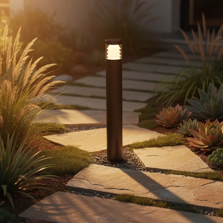 Borne extérieure PLIM-3 LED - Potelet éclairage jardin design  anthracite en situation dans une allée de jardin